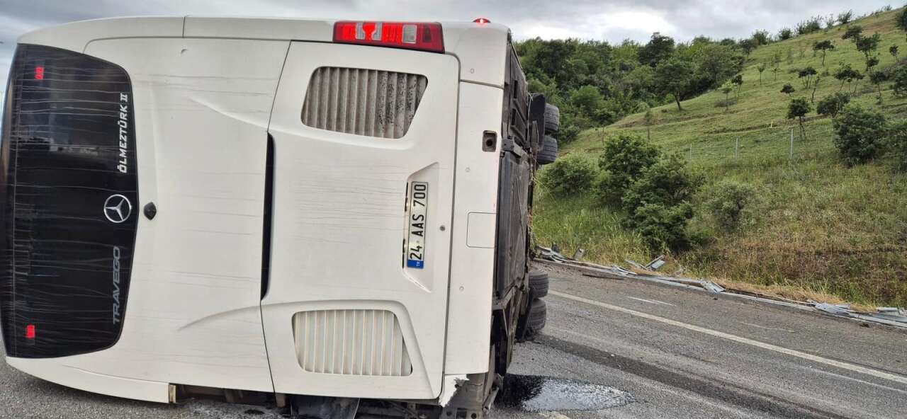 Yolcu otobüsü devrildi! Çok sayıda yaralı var 7